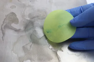 Voorbeeld van een ferroxyltest aan vrij ijzer op RVS